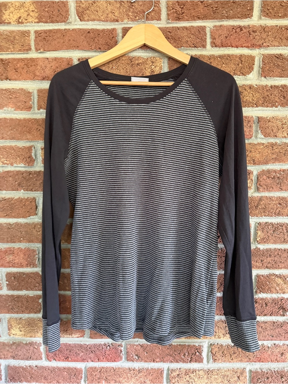 columbia shirt.  size xl. layering. black gray.